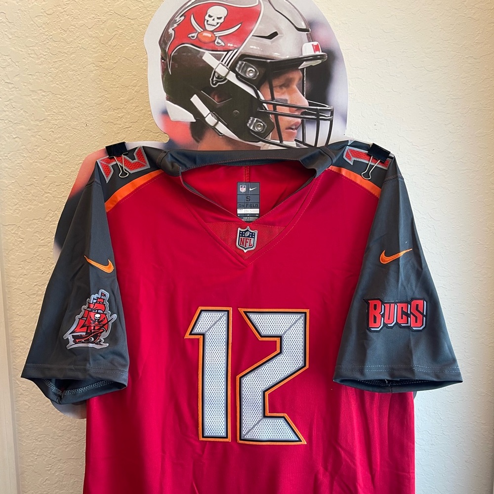 Brady #12 Tampa Bay Buccaneers Nike Jersey in red size adult small